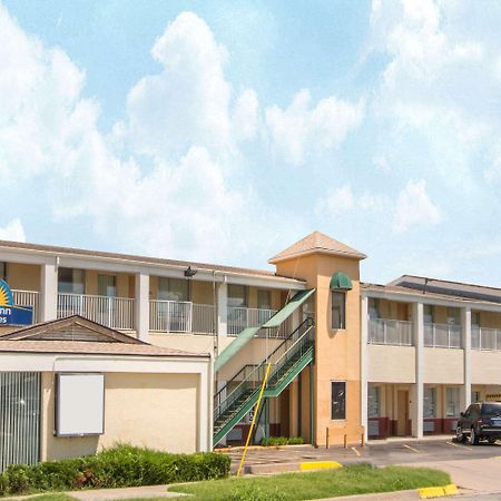 Days Inn & Suites By Wyndham Wichita East Exteriér fotografie