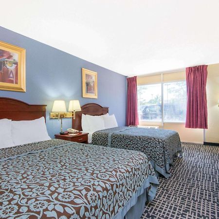 Days Inn & Suites By Wyndham Wichita East Exteriér fotografie