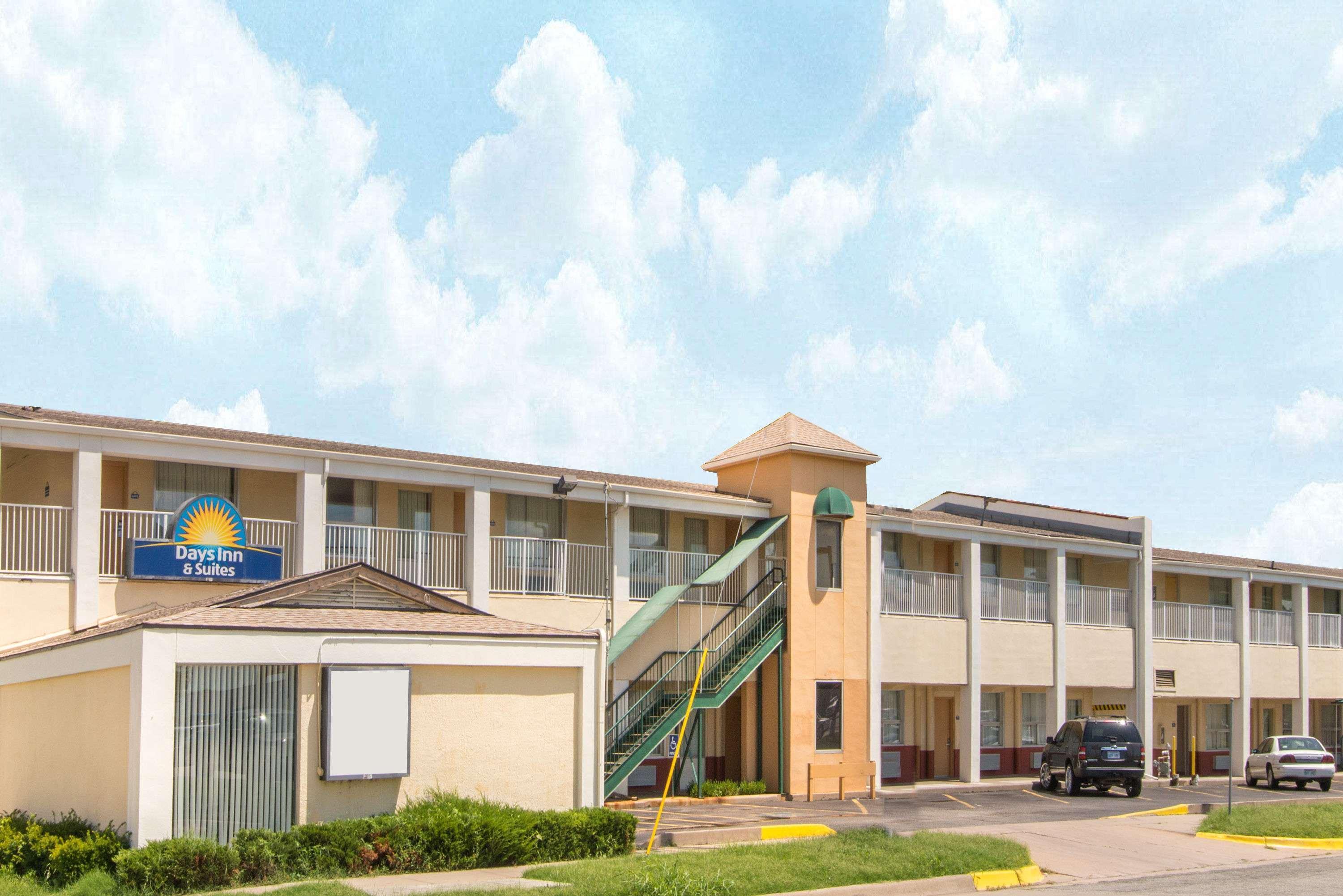 Days Inn & Suites By Wyndham Wichita East Exteriér fotografie