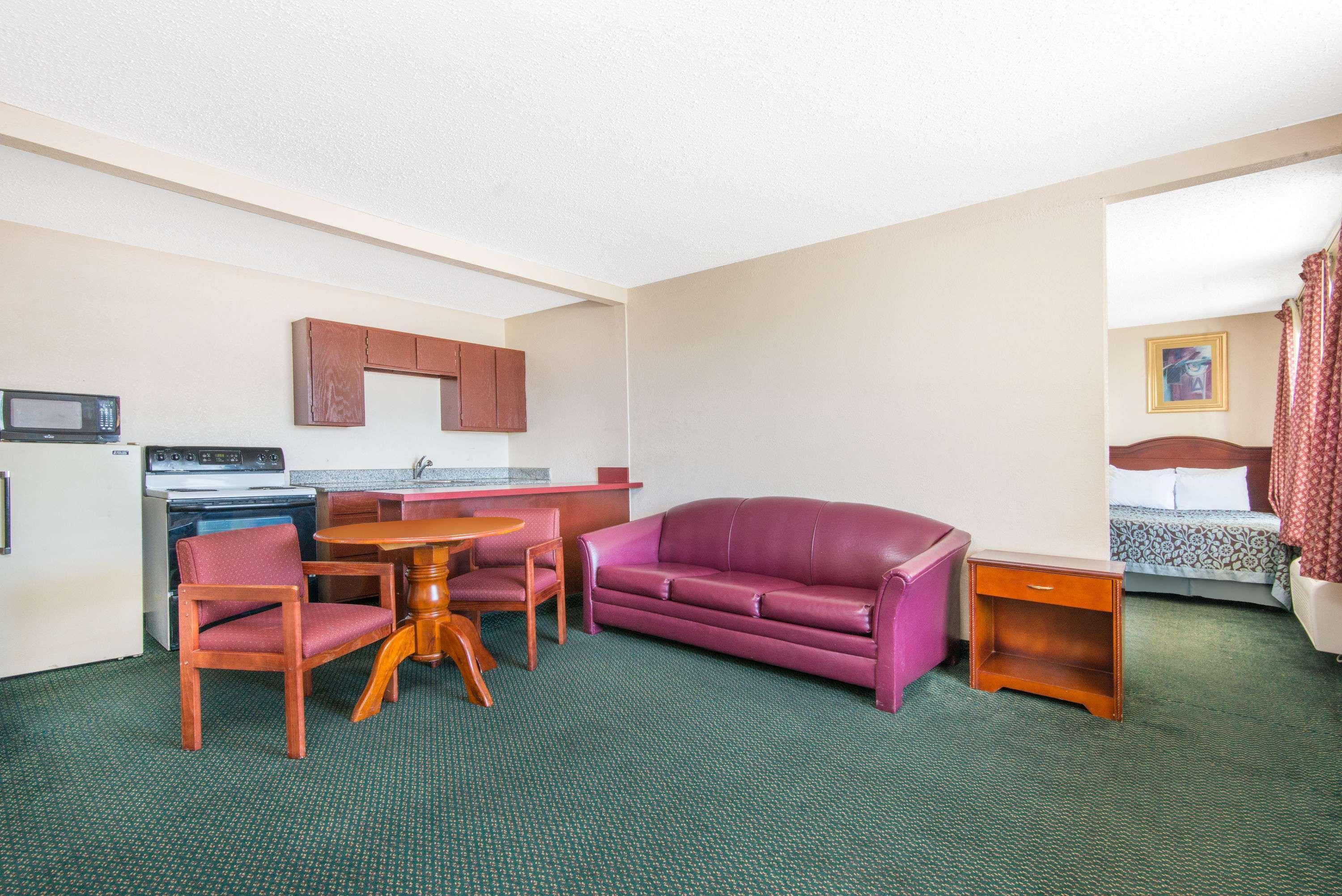 Days Inn & Suites By Wyndham Wichita East Exteriér fotografie