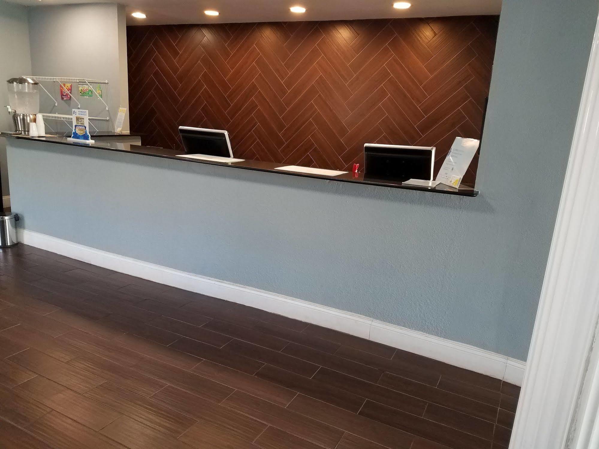 Days Inn & Suites By Wyndham Wichita East Exteriér fotografie