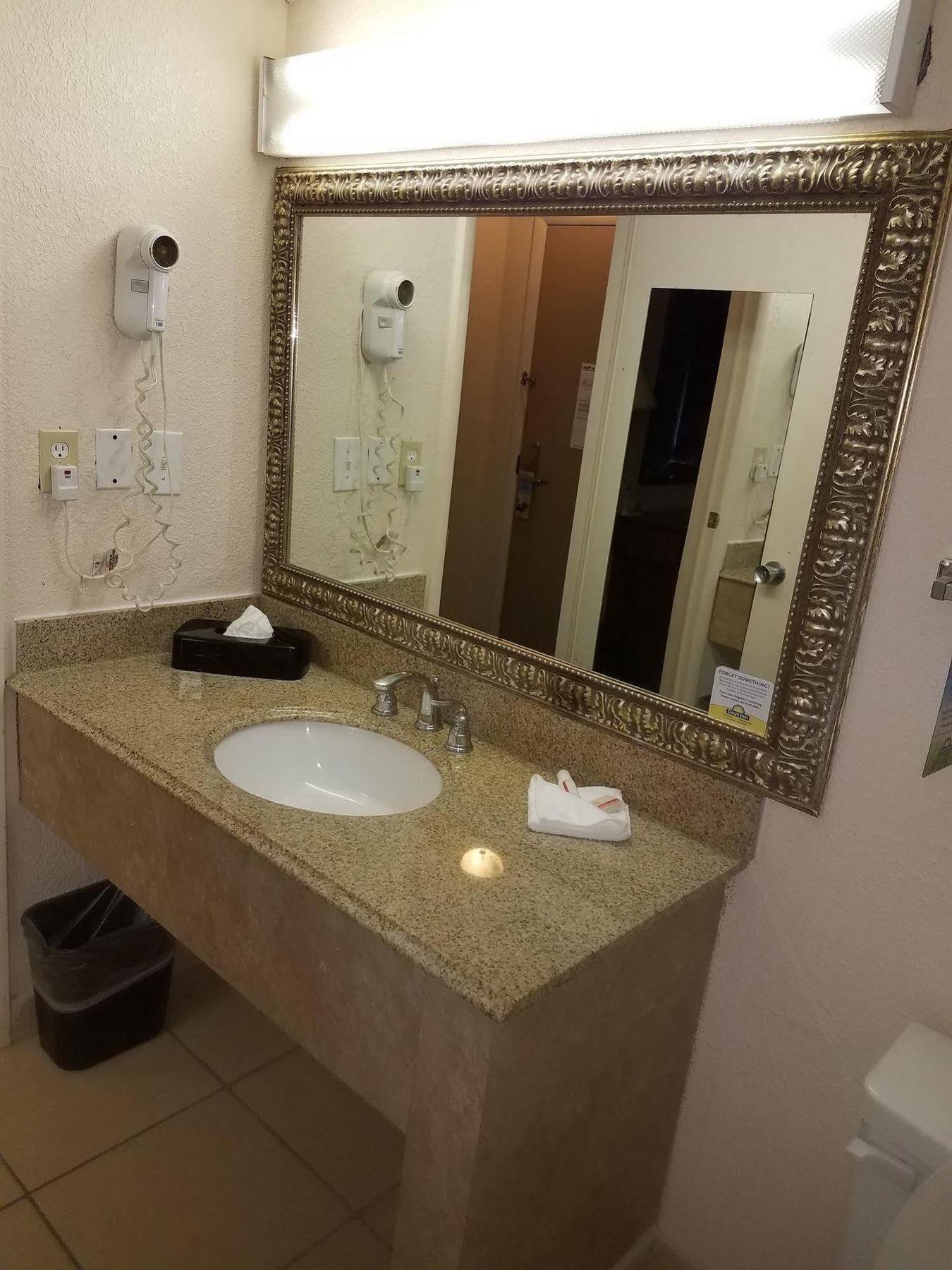 Days Inn & Suites By Wyndham Wichita East Exteriér fotografie