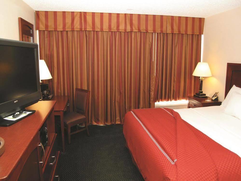 Days Inn & Suites By Wyndham Wichita East Exteriér fotografie